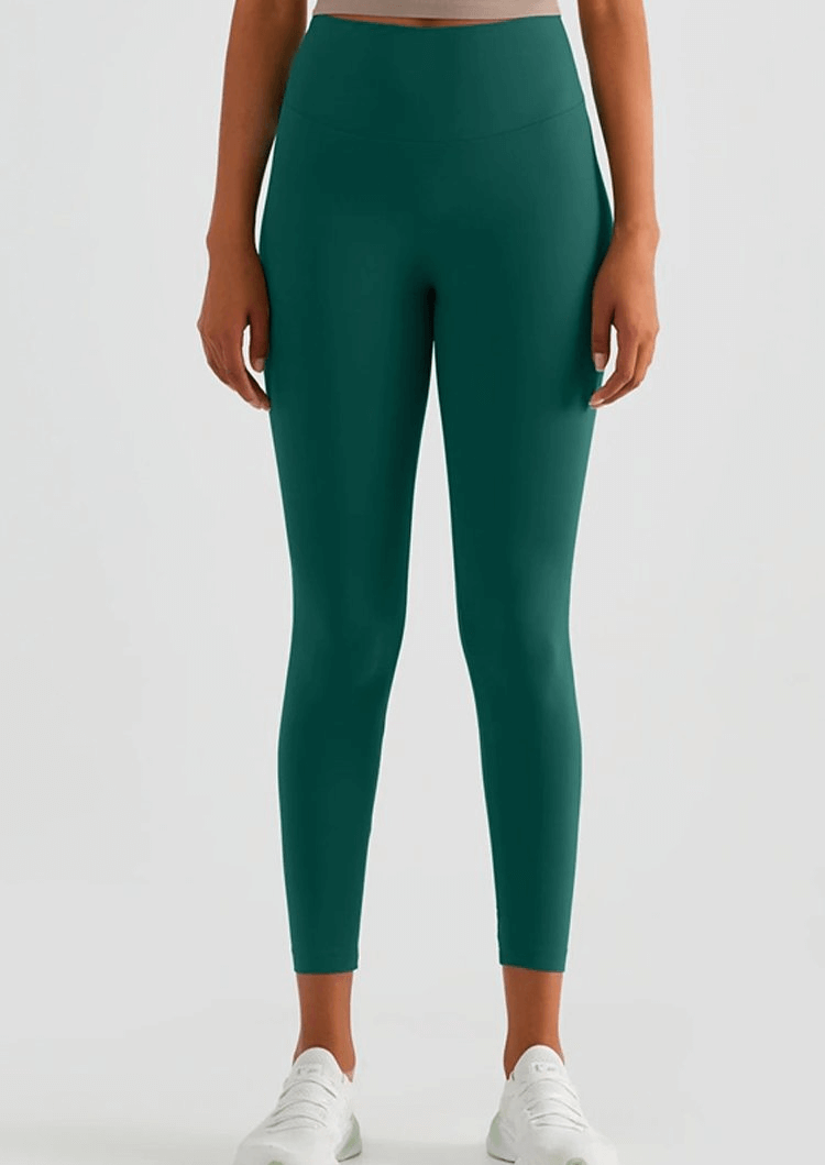 Seamless breathable women's fitness leggings in green, perfect for yoga and workouts. Made of nylon and spandex for flexibility.